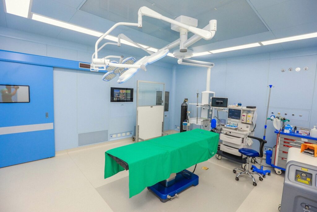 Sala zabiegowa lecznicy weterynaryjnej ze stołem i lampą